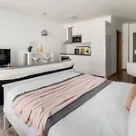 Appartamento Leonardo50 Apartment- Modern With Parking & Balcony Near Metro - Budapest
