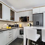 Appartamento Leonardo50 Apartment- Modern With Parking & Balcony Near Metro -