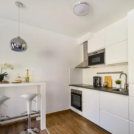 Leonardo50 Apartment- Modern With Parking & Balcony Near Metro - Διαμέρισμα