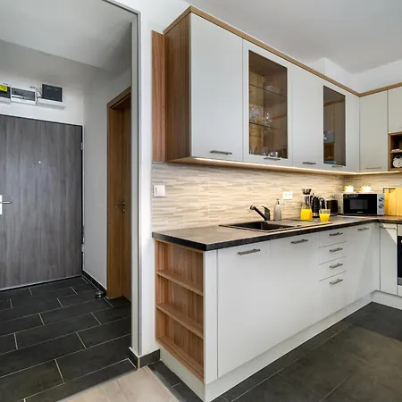 Leonardo50 Apartment- Modern With Parking & Balcony Near Metro - *