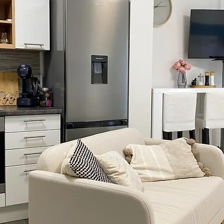 Leonardo50 Apartment- Modern With Parking & Balcony Near Metro - *