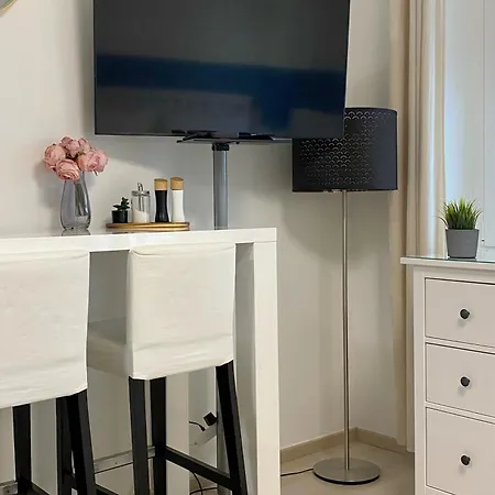 Leonardo50 Apartment- Modern With Parking & Balcony Near Metro - Διαμέρισμα
