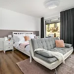 Leonardo50 Apartment- Modern With Parking & Balcony Near Metro - アパート