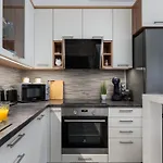 Leonardo50 Apartment- Modern With Parking & Balcony Near Metro - アパート ブダペスト